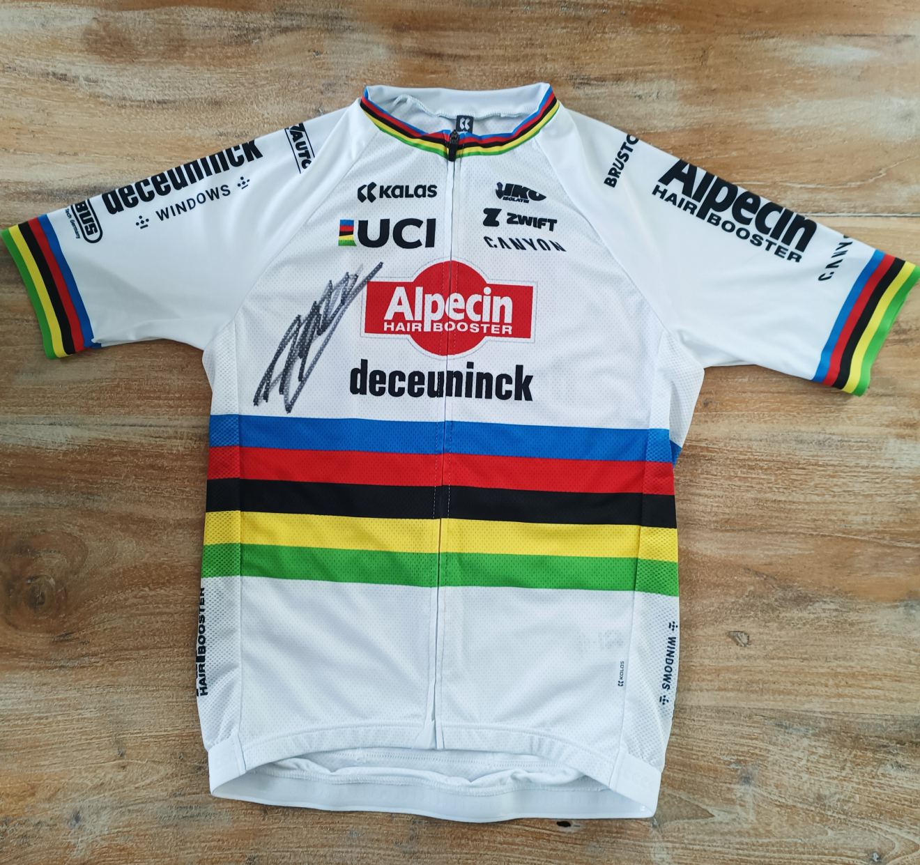 Uniek veilingstuk: Gesigneerd shirt van Mathieu van der Poel – Wereldkampioen Veldrijden