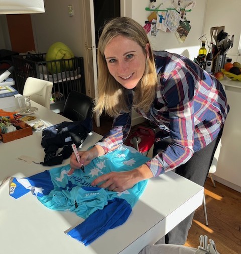 Mooi tenue van het Mallorca 312 evenement – editie 2025, gesigneerd door Annemiek van Vleuten