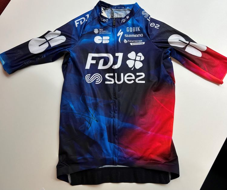 Een gesigneerd FDj Suez shirt van Demi Vollering