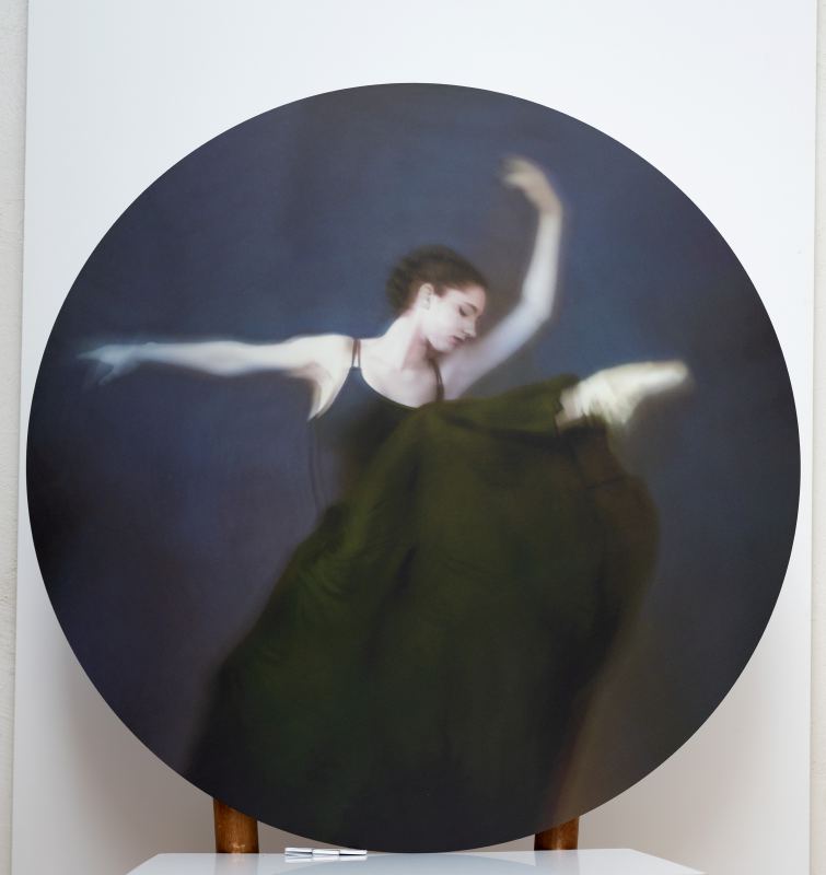 “Groene Ballerina”, afgedrukt op een ronde witte aluminium plaat