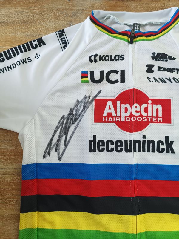 Uniek veilingstuk: Gesigneerd shirt van Mathieu van der Poel – Wereldkampioen Veldrijden
