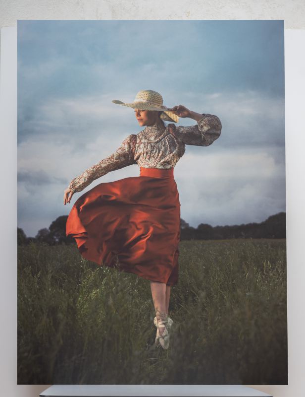 “Sprong in het veld” – hoogwaardige print op wit aluminium