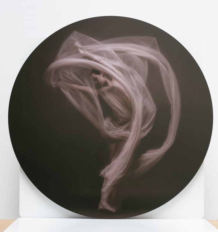 “Werveling” – hoogwaardige print op ronde aluminium plaat met satin-mat geborstelde afwerking