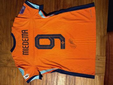 Gesigneerd shirt van Vivianne Miedema.