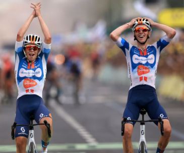 Gesigneerd wielrenshirt van Roman Bardet, winnaar 1e tour Etappe 2024.