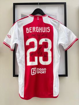 Uniek Ajax-shirt met handtekeningen van het team