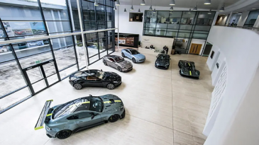 Een unieke ervaring om in Engeland de fabriek van Aston Martin te bezoeken voor 1 persoon