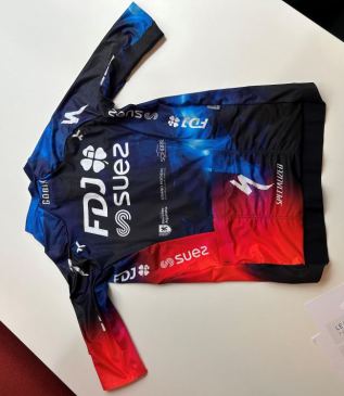 Een gesigneerd FDj Suez shirt van Demi Vollering
