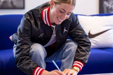 Een gesigneerd FDj Suez shirt van Demi Vollering