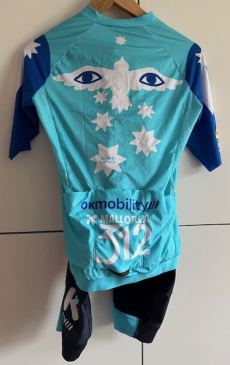 Mooi tenue van het Mallorca 312 evenement – editie 2025, gesigneerd door Annemiek van Vleuten