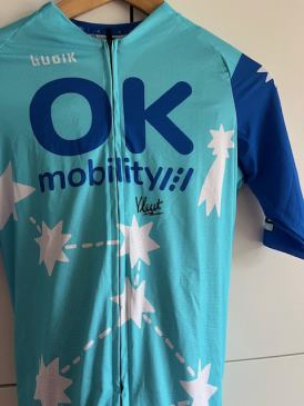 Mooi tenue van het Mallorca 312 evenement – editie 2025, gesigneerd door Annemiek van Vleuten